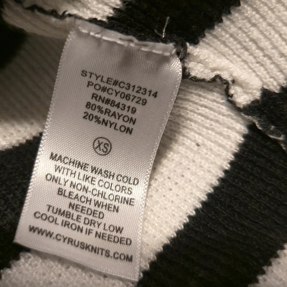 Cyrus Classic Black and White Knit Top Size XS (Rayon/ Nylon Blend)